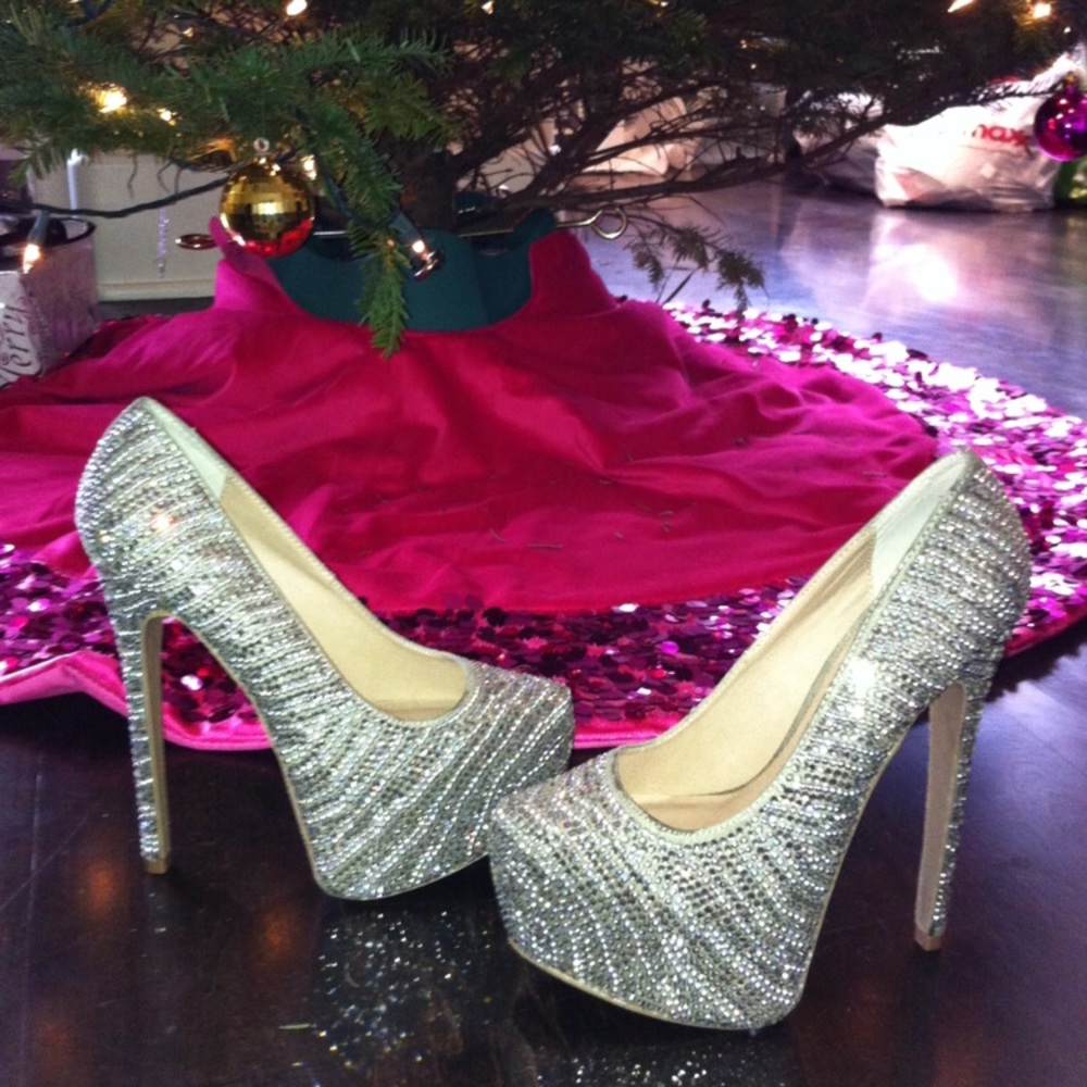 NEW Steve Madden Rhinestone Crystal Dyvinal Pump